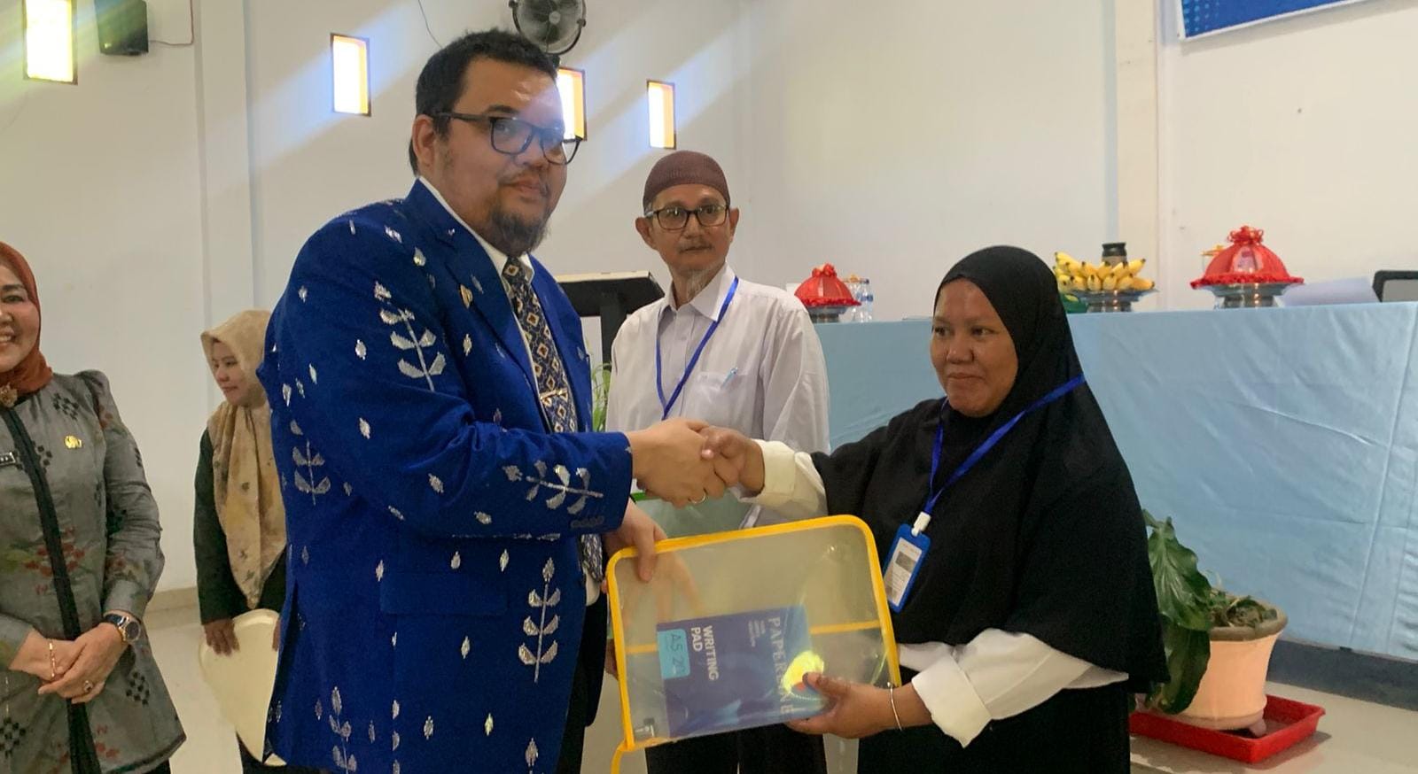 Pj Bupati Parigi Moutong, Richard Arnaldo penyerahan hadiah lomba menyanyi solo dan penerimaan Reward kepada Atlet dan penerimaan bantuan mesin jahit/kuliner serta penerimaan santunan kematian dari BPJS ketenagakerjaan. Foto : Diskominfo Parigi Moutong.