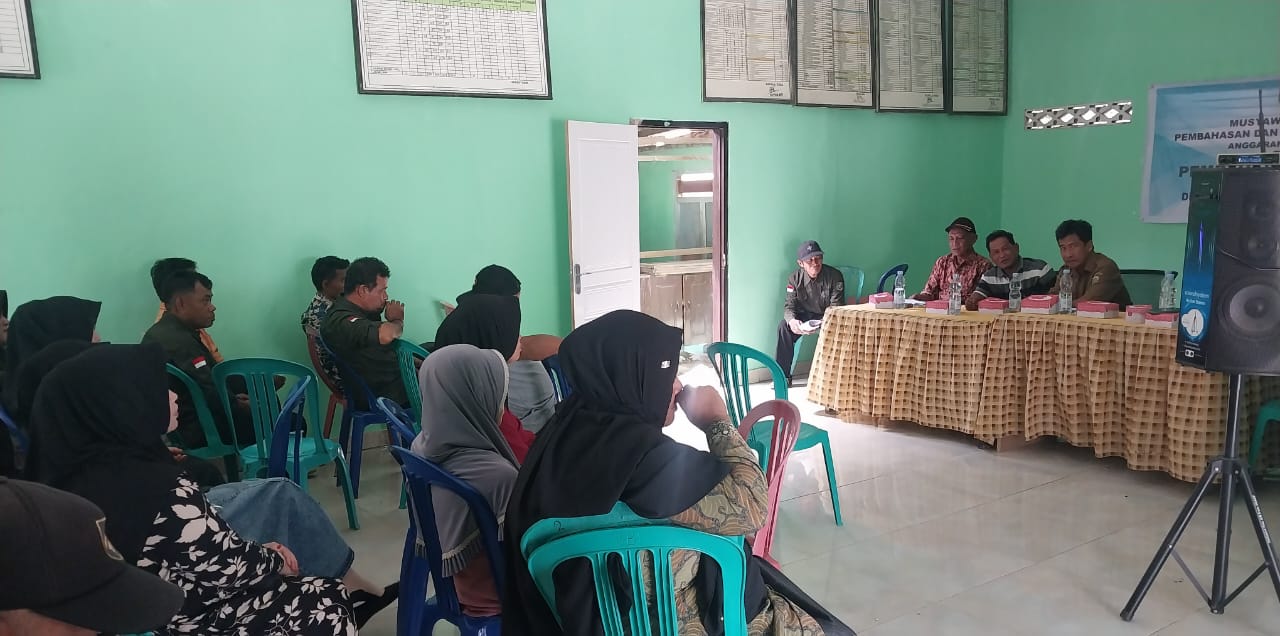 Pemdes Bobalo melaksanakan rapat RKPDes di Kantor Desa Bobalo, Kecamatan Palasa, Kabupaten Parigi Moutong pada, Rabu (23/10/2024). Foto : DAL.