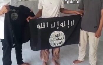 Seorang mantan simpatisan Mujahidin Indonesia Timur (MIT), berinisial AD menyerahkan atribut ISIS dan amunisi, di di Kelurahan Moengko Lama, Kecamatan Poso Kota, Kabupaten Poso. Foto : Humas Polda Sulteng.