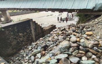 Nampak pemasangan bronjong merupakan salah satu bagian dalam proyek Rehabilitasi Jaringan Irigasi D.I Palasa. Foto : Tim