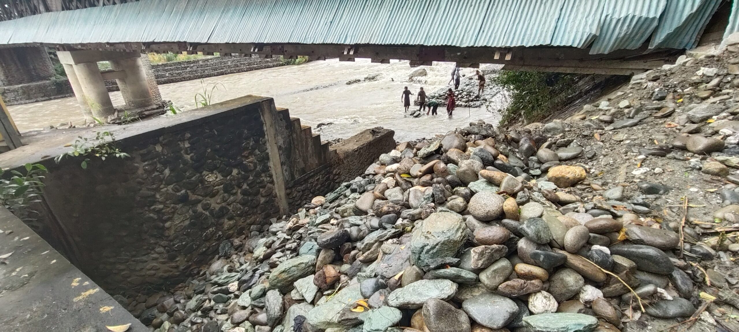 Nampak pemasangan bronjong merupakan salah satu bagian dalam proyek Rehabilitasi Jaringan Irigasi D.I Palasa. Foto : Tim