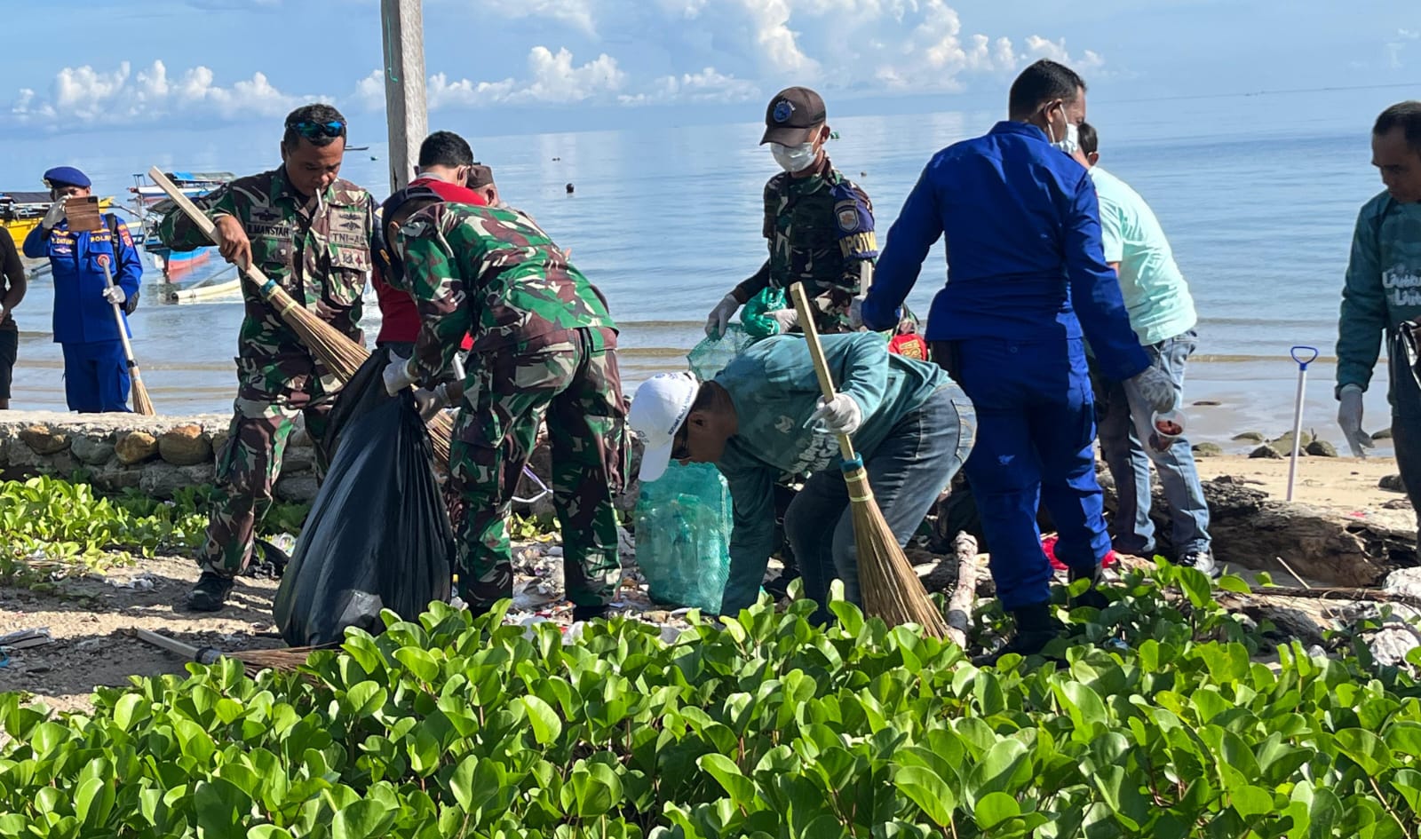 Kegiatan gerakan cinta bahari, aksi bersih pantai dan laut tahun 2024, bertempat di TPI Nelayan Kelurahan Kampal, Kecamatan Parigi, Kabupaten Parigi Moutong. Foto : Diskominfo Parigi Moutong.