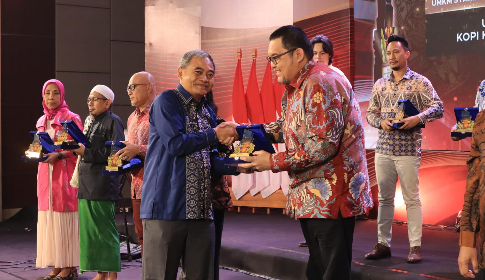 Pj Bupati Parigi Moutong, Richard Arnaldo saat menerima penghargaan dari Bank Indonesia. Foto : Diskominfo Parigi Moutong.