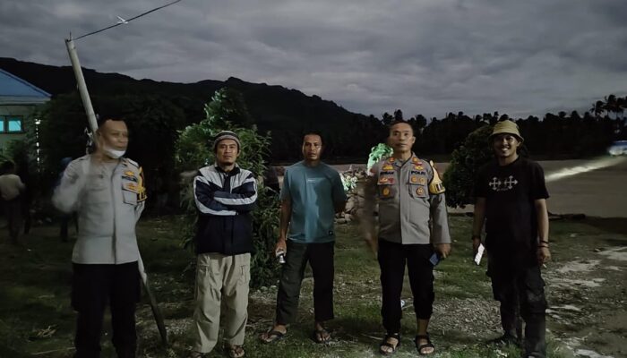 Kapolsek Tomini Kerahkan Personil Bantu Warga Terdampak Banjir di Ogoansam dan Bambasiang