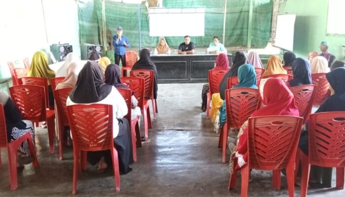 Pemdes Palasa Tengah Serahkan BLT Tahap 1