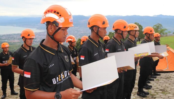 22 CPNS dan PPPK Kantor SAR Palu Jalani Tradisi Penyerahan SK di Puncak Matantimali