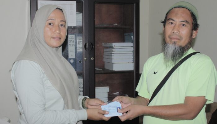 Kades Ulatan Terima Kepingan E-KTP dari Dukcapil Parigi Moutong