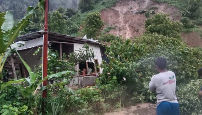 Desa Lembah Bomban Dilanda Banjir dan Longsor, Satu Rumah Tertimbun