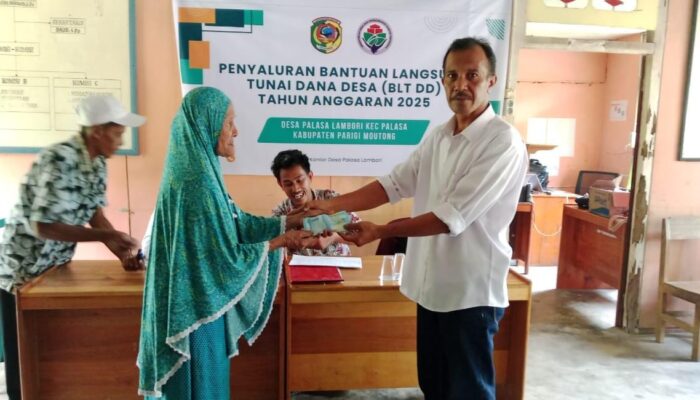 Pemdes Palasa Lambori Salurkan BLT kepada 40 KPM