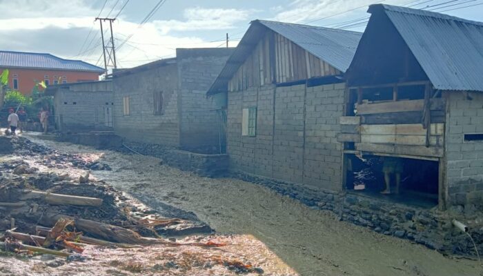 3 Rumah Rusak Dihantam Banjir, Pemdes Beau Harap Ada Normalisasi Sungai