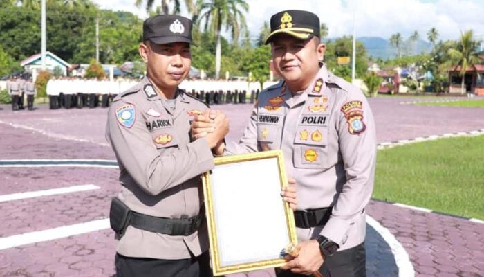 Kapolres Parigi Moutong Berikan Penghargaan kepada Bripka Abdul Harik