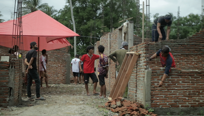 Pemdes Ogoansam bersama Warga Bangun Kantor Desa