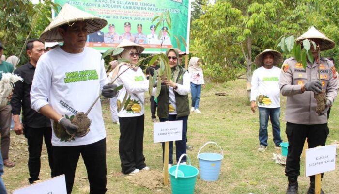 Bupati Parigi Moutong Tanam Durian Perdana dan Serahkan Bibit kepada Masyarakat di Taopa Utara