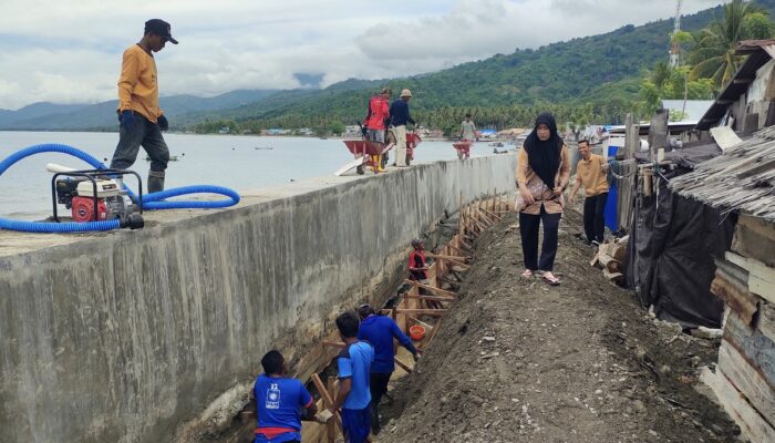 Pemerintah Desa Ulatan Dukung Perbaikan Tanggul Abrasi Pantai
