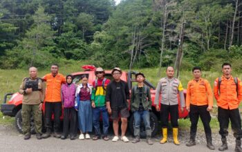 Dua Pendaki Tersesat di Gunung Country Ditemukan Selamat oleh Tim SAR