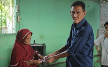 Pemdes Palasa Tengah Salurkan BLT Tahap 1 kepada 24 KPM
