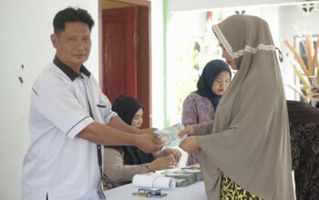 Tingkulang Jadi Desa Pertama di Kecamatan Tomini Salurkan BLT Tahap 2