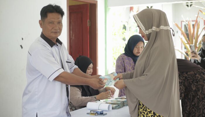 Tingkulang Jadi Desa Pertama di Kecamatan Tomini Salurkan BLT Tahap 2
