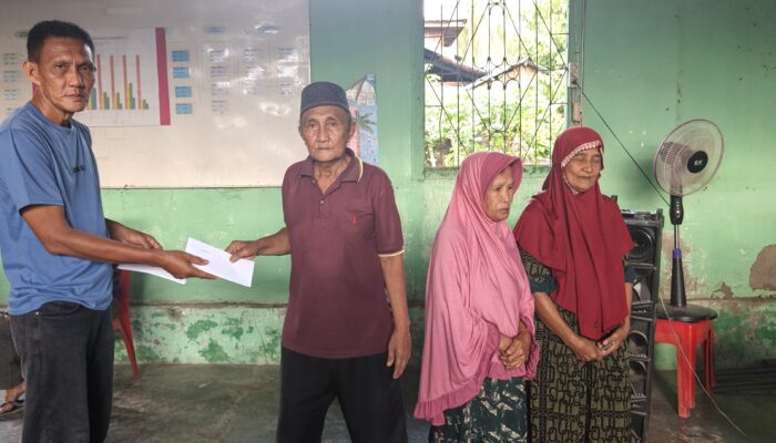 Pemdes Palasa Tengah Salurkan BLT DD Tahap 2