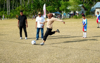 Tendangan Bola Pertama Nurhadija Buka Turnamen Mini Soccer U-15 Kades Cup Desa Ulatan 2026